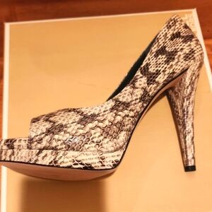 New Vera Wang Lavender Peep Toe Stilletto Pumps Snake Print Size 9M